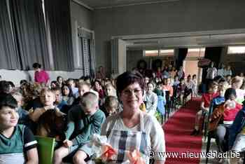 Kinderen nemen afscheid van hun geliefde kruisvrouw Marina