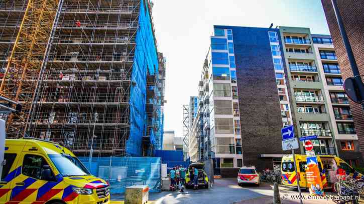 Deel steiger valt van achtste verdieping naar beneden, man ernstig gewond