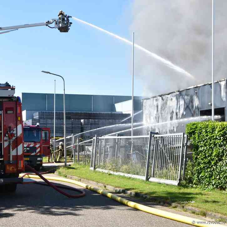 UPDATE: Brandweer verwacht nog uren druk te zijn met blussen grote brand scheepswerf Steenwijk