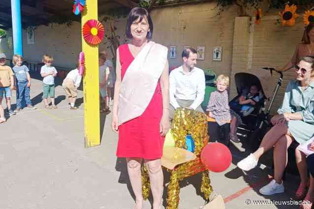 Basisschool De Kruin Nokere wuift juf An uit: “Afscheid van prachtige schooltijd”