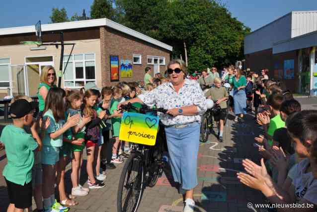 Kleuters en collega’s wuiven juf Anja uit