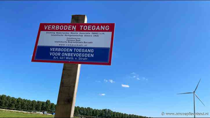 Almere - Nu wel hekken en borden rond nieuwe islamitische begraafplaats in Almere