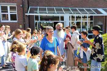 VBS Yugro zwaait leerkrachten Koen en Jeanine uit met erehaag