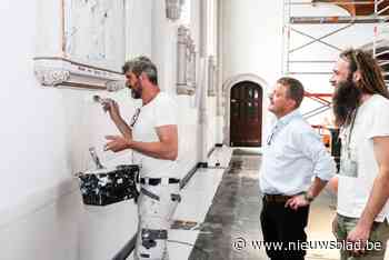 Schilder Michaël restaureert helemaal alleen deel van kerk Nieuwmoer: “Dat is eens iets anders dan een living herschilderen”