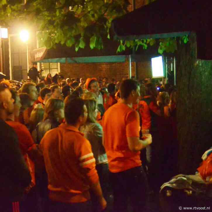 Horeca haalt plannen voor Oranje kijken op groot scherm alsnog uit de kast