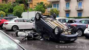 Incidente sulla Tuscolana: auto si ribalta, scooterista scivola sull'asfalto per evitarla. Due feriti