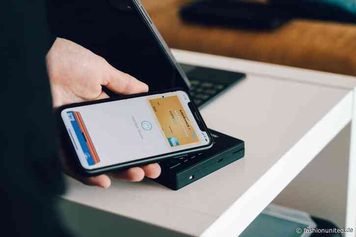 Jede:r Vierte zahlt beim Einkaufen täglich mit Smartphone oder Uhr