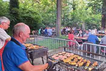 Barbecue van Oxfam Wereldwinkel zet Duffelse zomer succesvol in: “Geslaagde editie”