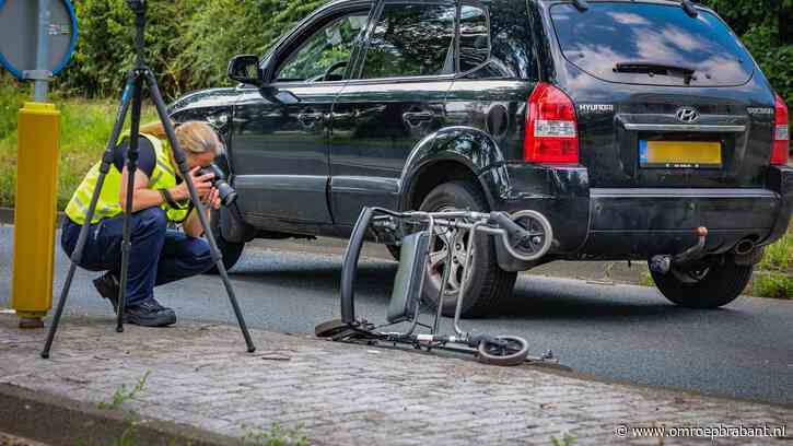 Oudere vrouw met rollator geschept bij oversteken, ernstig gewond