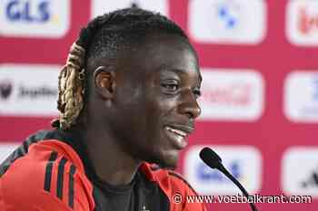 Jérémy Doku weet dat spelen met Kevin De Bruyne niet altijd makkelijk is: "Hij lacht veel, en als hij lacht..."