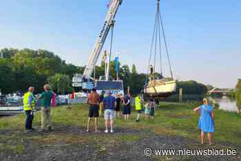 Weesboten met takelkraan uit jachthaven verwijderd