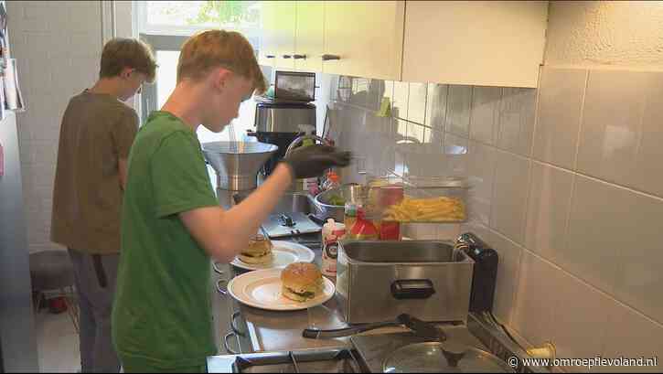 Almere - Jonge ondernemers Djay en Fynn bakken ze bruin, "We hadden gewoon geld nodig"