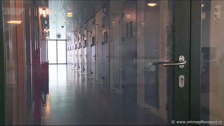 Almere - Omwonenden geschokt over situatie Oostvaarderskliniek: 'Uitbreiding raakt verder uit zicht'