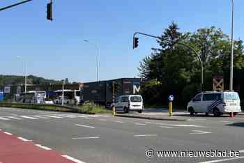 Vrachtwagen en lijnbus botsen tegen elkaar