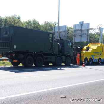 112 Nieuws: Ongeval met militair voertuig op A28 |Automobilist raakt gewond nadat auto in brand vliegt