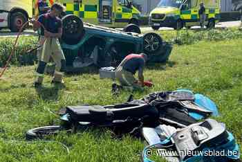 Koppel eindigt na botsing op dak in weide en moet door brandweer uit auto bevrijd worden