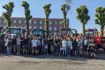Boerenzonen komen dagje met de tractor naar school om schooljaar af te ronden