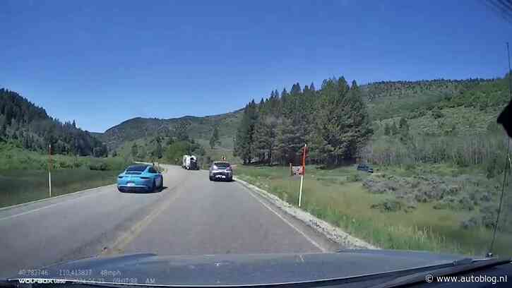 Video: Porsche-rijder vindt inhalen blinde bocht goed idee