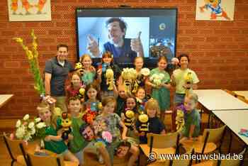 Leerlingen basisschool Toetertrein bellen met Dieter Coppens