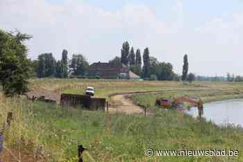 Werken aan de Maas in Maaseik: uitgespoelde oevers worden versterkt met breukstenen