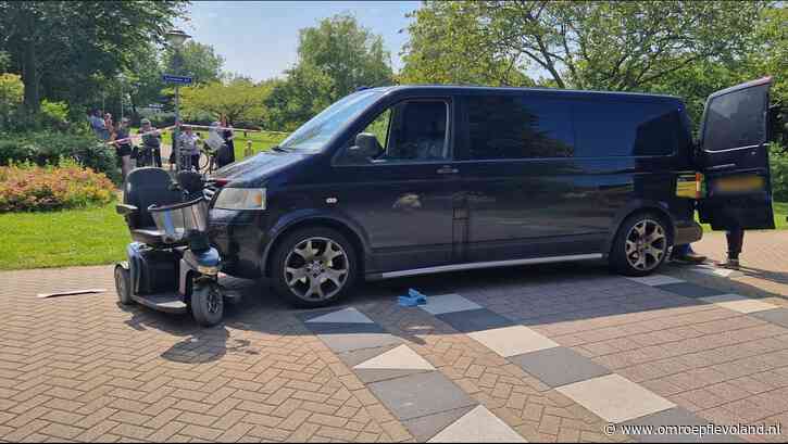 Lelystad - Bestuurder scootmobiel zwaargewond na aanrijding met auto