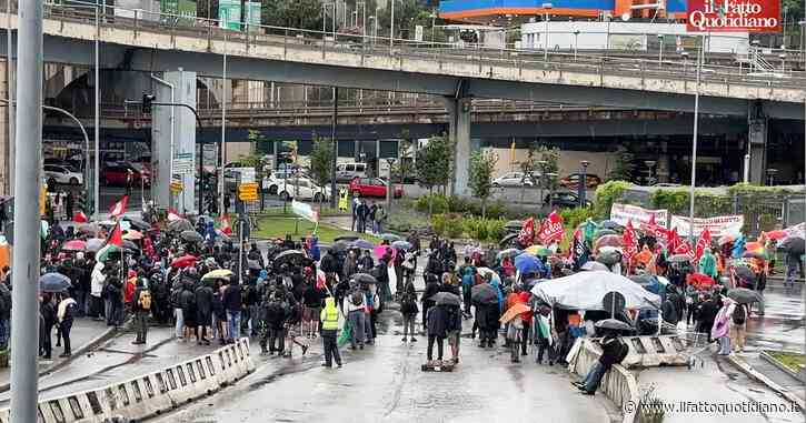 Armi a Israele, manifestanti bloccano i varchi del porto di Genova: “La guerra comincia qui, si tolgono soldi alla sanità per finanziare i massacri”
