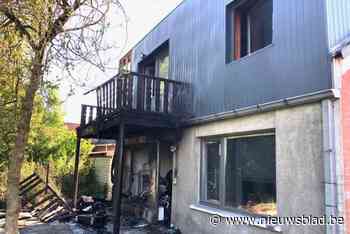 Moeder en kleuter gewond na zware woningbrand: “Glas heeft mogelijk gewerkt als vergrootglas op zetel”