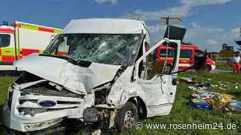 Stoppschild missachtet: Lkw prallt frontal gegen Ford - Schwerverletzter wohl nicht angeschnallt