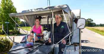 Een Vlaams stel op pad met twee paarden, twee honden en een sleurhut: zelfs de politie is er gevoelig voor