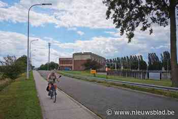 Wagen rijdt in kanaal: bestuurder zwemt zelf naar de kant