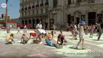 Schoolkinderen maken een gigantische tekening op Operaplein om aandacht te vragen voor meer groen