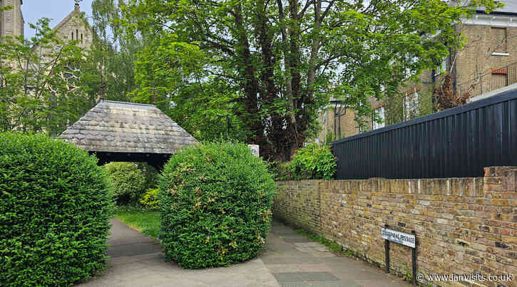 London’s Alleys: St Stephens Passage, TW1