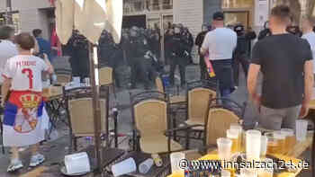 Flaschenwürfe, Pyrotechnik, Festnahmen, neun Verletzte: Serbische Randalierer gehen auf Polizei los