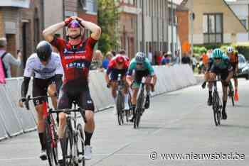 Stijn De Bock draagt derde zege van het seizoen op aan recent overleden moeder: “Mama miste hooguit tien koersen in mijn carrière”