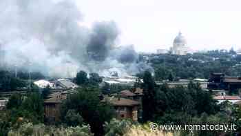 Incendio a Magliana, la protesta arriva in piazza: “Vanno rimossi i rifiuti sul Tevere”