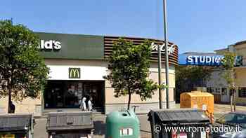 Entra nel fast food e minaccia clienti e personale con una siringa