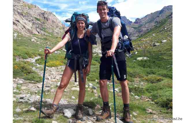Leerkrachten Nils (30) en Charlotte (29) trekken door de Franse Pyreneeën van west naar oost: “We gaan duizend kilometer lang positieve ideeën verspreiden”