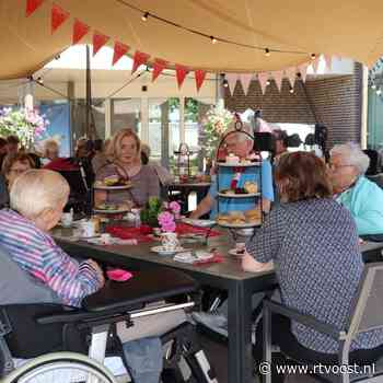 Ouderen in Tubbergen gaan 'de boer op' en wanen zich weer even ouderwets op vakantie