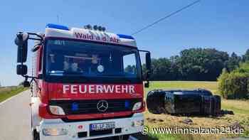 Porsche wird bei Überholmanöver in Kirchweidach von abbiegendem Peugeot erfasst