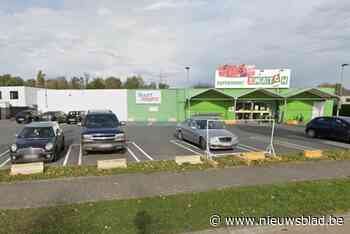 Zestiger pleegt vluchtmisdrijf op parking van Smatch, rechter wil hem laten onderzoeken: “Niet de eerste keer”