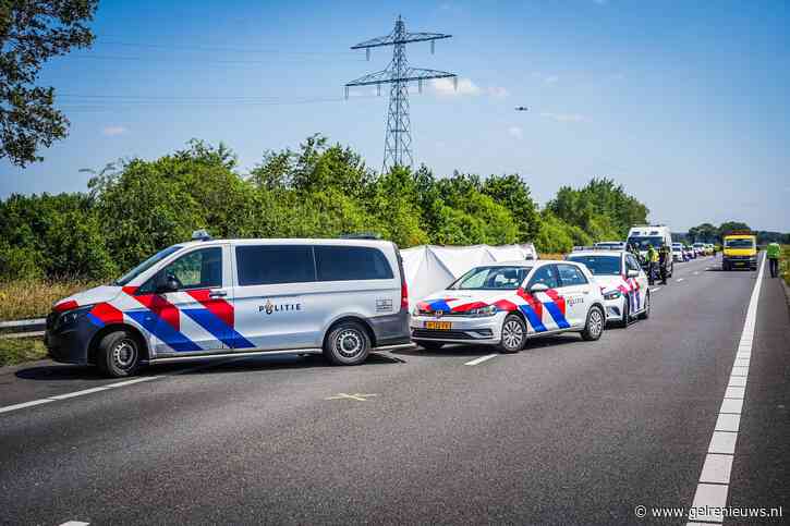 Foto update: Twee doden na ongeval tussen auto en vrachtwagen op snelweg