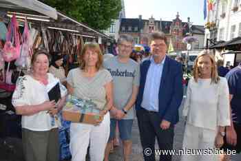 Marktkramers Mieke (59) en Danny (63) zwaaien na 41 jaar af: “Tijd om het rustiger aan te doen”
