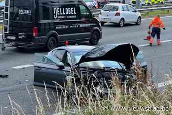 Verkeersinfarct op E403: auto botst op vrachtwagen, getuigen aan overkant van snelweg knallen ook op elkaar