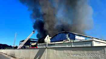 Dopo l'incendio di via Scorticabove scattano i rilievi per l'aria. Il Comune di Roma: "Tenere le finestre chiuse"