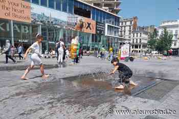 Kinderen zoeken verkoeling in waterfonteintjes Muntplein