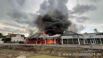 Flammen-Inferno in Bayern: Ehemaliges Autohaus komplett ausgebrannt
