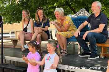 Juf Ingrid surft pensioen tegemoet, gedragen door generaties kleutertjes