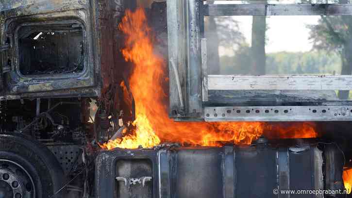 Vrachtwagen brand uit op parkeerplaats A58, chauffeur zwaargewond