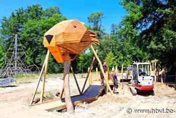 Deze speeltuin heeft een houten bever als mascotte en is ook toegankelijk voor kinderen in rolstoel
