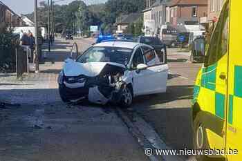 Tractor belandt op zijn zij na botsing met auto in Munsterbilzen, twee gewonden